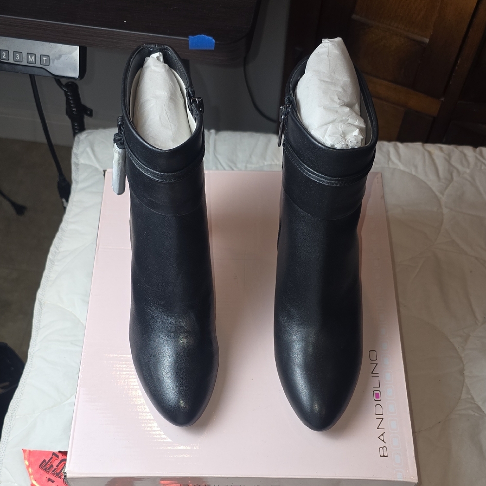 Bandolino Sleek Black Ankle Booties Womens 7.5‎ Tassles Leather Quiet Luxury NIB